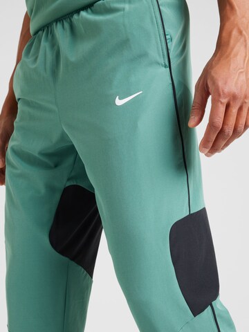 NIKE Loosefit Sportovní kalhoty 'Advantage' – zelená