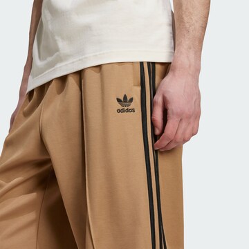 Loosefit Pantalon 'Adicolor Firebird' ADIDAS ORIGINALS en marron