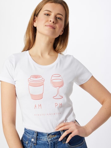 EINSTEIN & NEWTON T-shirt 'AM PM' i vit
