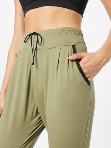 ROXY Zúžený Sportovní kalhoty 'LOVE AINT ENOUGH' – zelená