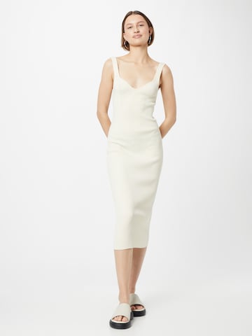 Gina Tricot Πλεκτό φόρεμα σε λευκό: μπροστά