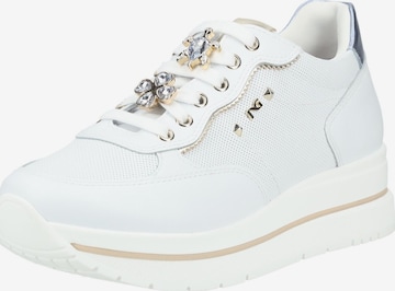 Baskets basses Nero Giardini en blanc : devant
