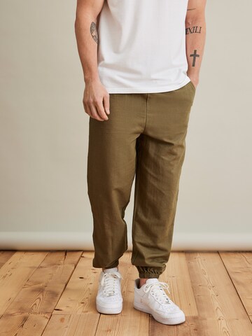 Effilé Pantalon 'Luca' DAN FOX APPAREL en vert : devant