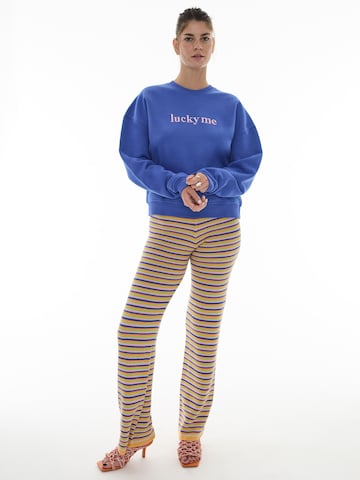 ABOUT YOU x Laura Giurcanu Sweatshirt 'Elisabeth' in Blauw