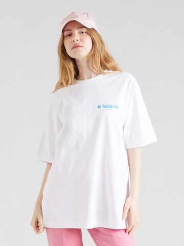 On Vacation Club Shirt 'Beach Day' in White: front