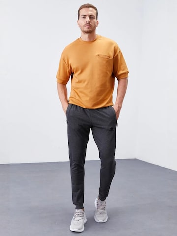 Tommy Life - Skinny Calças de desporto 'Jogginghose' em cinzento