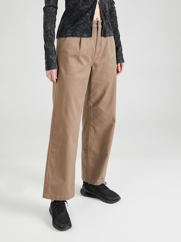 CONVERSE Bő szár Élére vasalt nadrágok - barna: elől