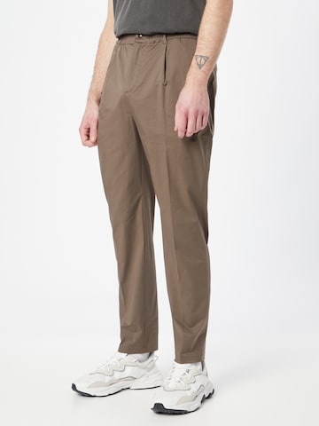 Effilé Pantalon à plis SCOTCH & SODA en gris : devant