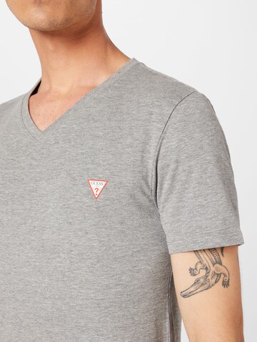 GUESS - Camiseta en gris