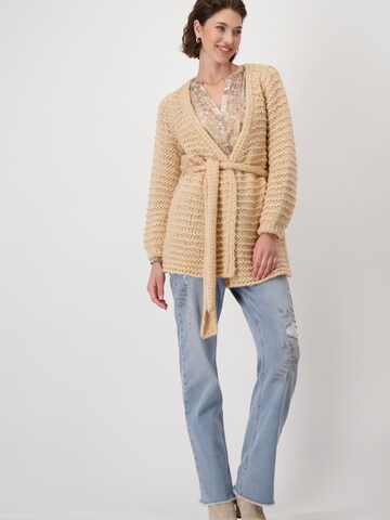 Giacchetta di monari in beige: frontale