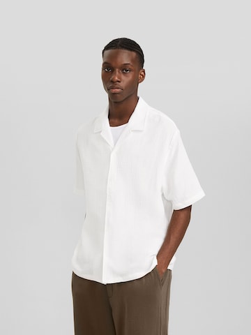 Bershka Regular fit Риза в бяло: отпред