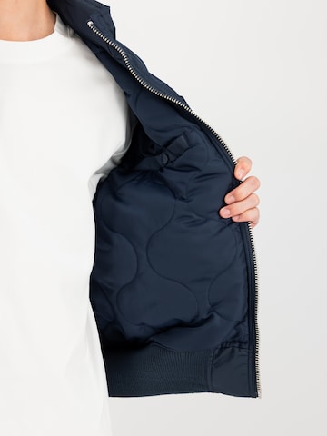 ALPHA INDUSTRIES Between-Season Jacket 'Engine' in Blue: side