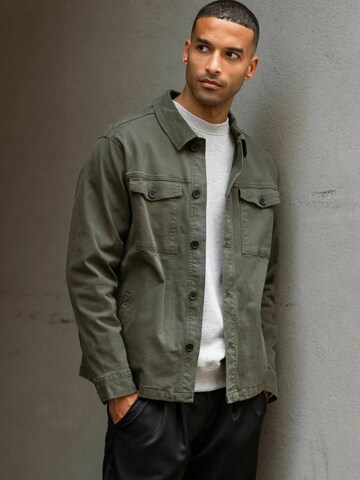 TEESHOPPEN Regular fit Button Up Shirt ' Twill Overshirt ' in Green