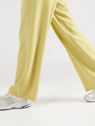 Wide leg Pantaloni 'Celia' di ABOUT YOU in giallo