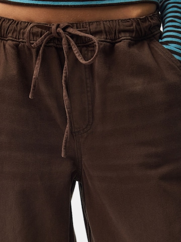 PIECES Barrel Jeans 'PCSILVIA' in Braun