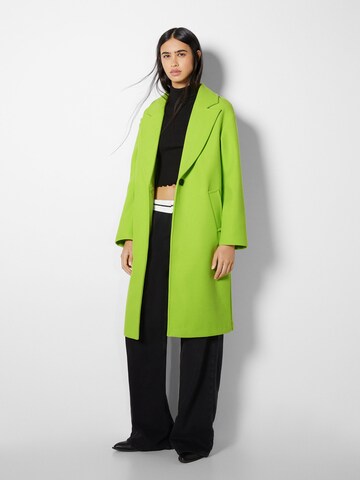 Bershka Płaszcz przejściowy w kolorze zielony: przód