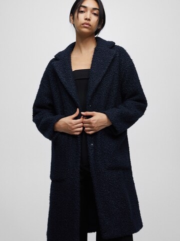 Pull&Bear Płaszcz przejściowy w kolorze niebieski: przód