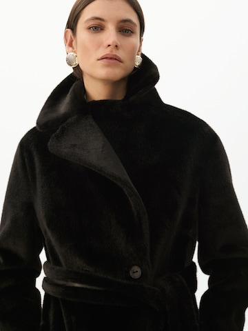 Lola Casademunt Pitkä talvitakki värissä musta