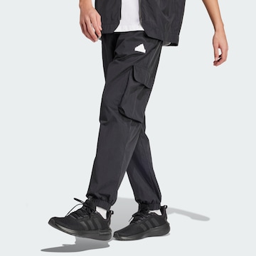 ADIDAS SPORTSWEAR Ohlapna forma Športne hlače 'City Escape' | črna barva: sprednja stran