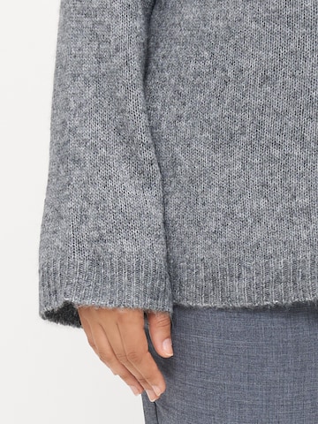 Vero Moda Curve Svetr 'VMCMIRLA' – šedá