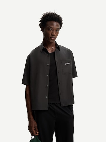 Fit confort Chemise Bershka en noir : devant
