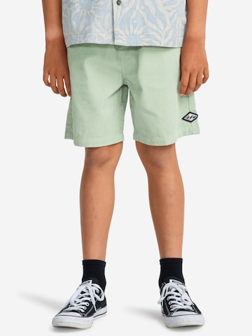 BILLABONG Shorts 'Larry' in Grün: Vorderseite