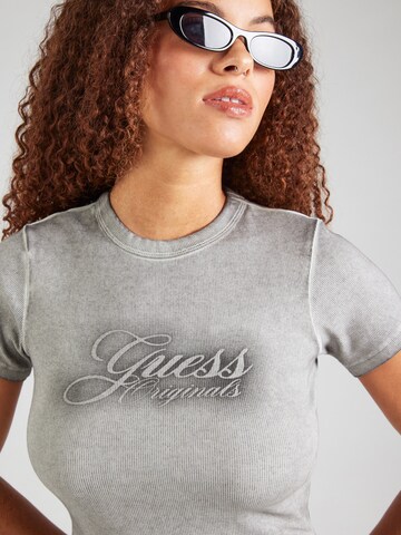 Maglietta di GUESS Originals in grigio