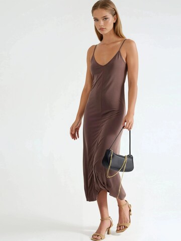 Busem - Vestido em castanho: frente