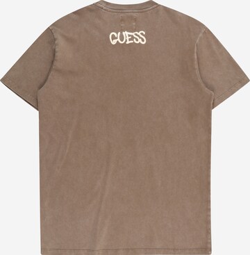 GUESS قميص بلون بني