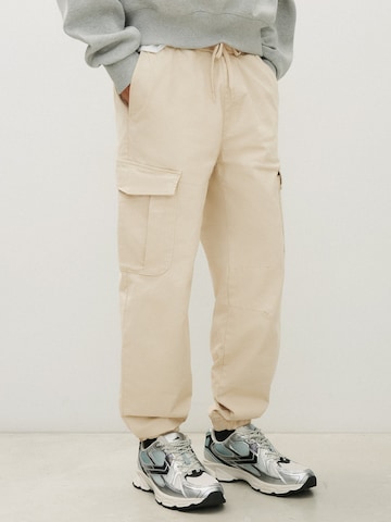 Bershka Regular Cargobyxa i beige: framsida