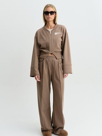 Loosefit Pantaloni 'SPODNIE DRESOWE FLOW TAUPE' di FEMSSY in grigio: frontale