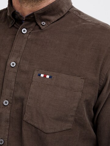 FQ1924 - Ajuste regular Camisa 'Steven' en marrón