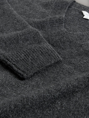 The Set Set: Pullover und Rock in Grau