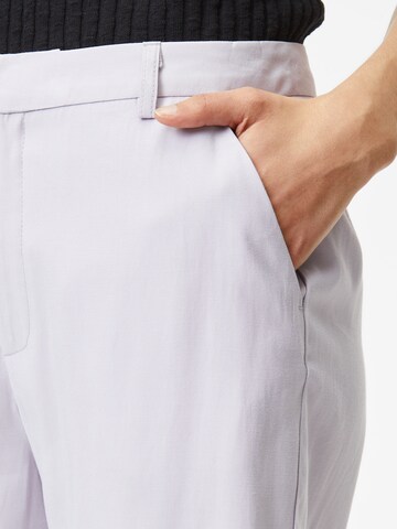 Loosefit Pantaloni chino di Moves in lilla