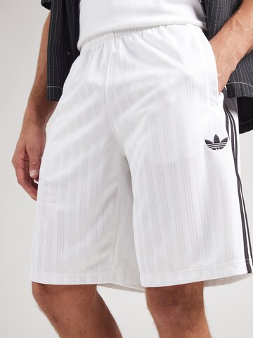 regular Pantaloni di ADIDAS ORIGINALS in bianco