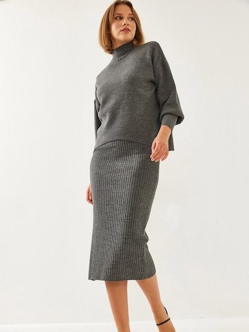 Bianco Lucci Плетена рокля в сиво: отпред