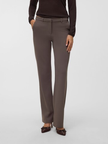 VERO MODA Bootcut Broek 'VMZamira' in Bruin: voorkant