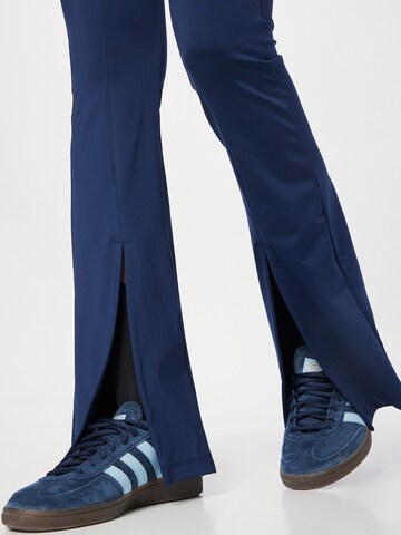 Flared Pantaloni ' With Split Hem' di ADIDAS ORIGINALS in blu