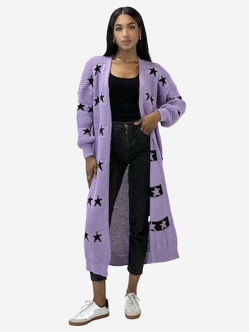 Elara Strickmantel in Lila: Vorderseite