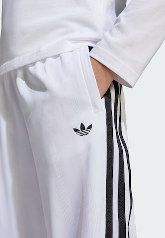 Loosefit Pantaloni di ADIDAS ORIGINALS in bianco