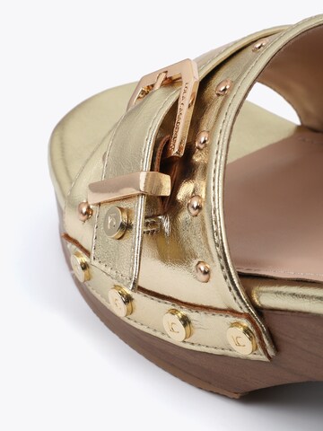 Lola Casademunt Пантолеты в Золотой