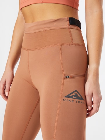 Skinny Pantalon de sport NIKE en marron