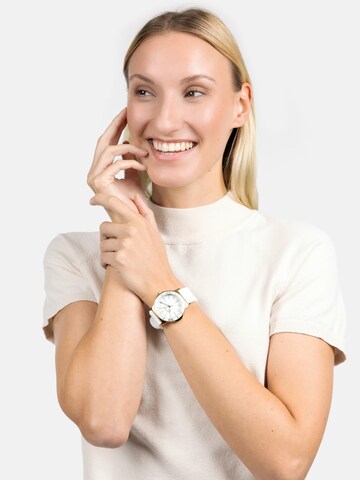 Orologio analogico ' Emmy ' di Suri Frey in bianco: frontale