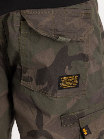 regular Pantaloni sportivi di ALPHA INDUSTRIES in verde