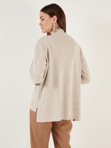 Pullover di LELA in beige