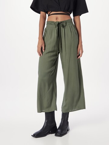 Wide leg Pantaloni cutați 'Cira' de la Hailys pe verde: față