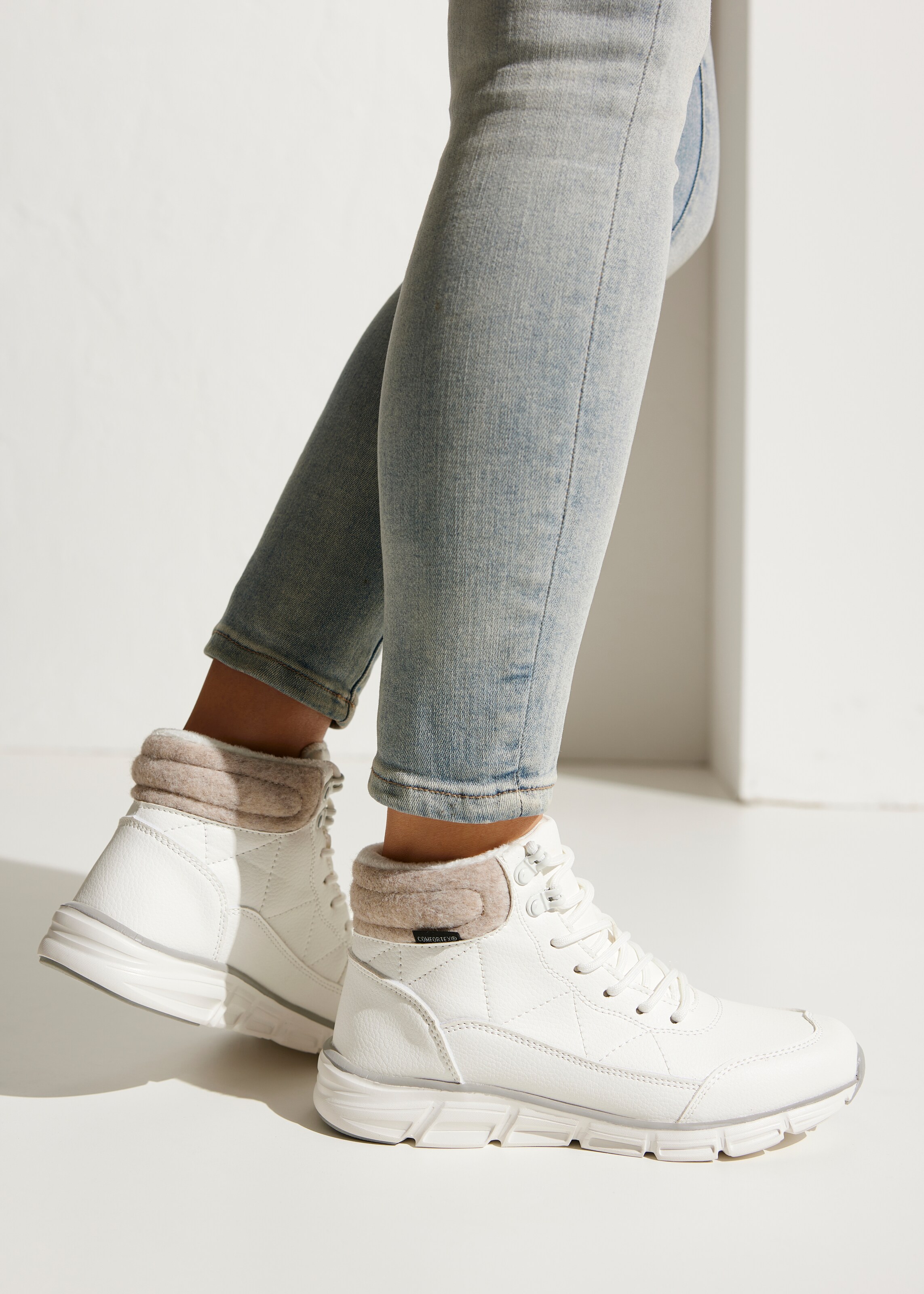 LASCANA Schnürstiefelette in Weiß: Vorderseite