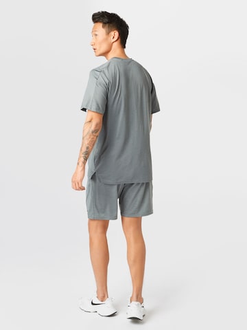 NIKE Regular Sportshorts in Grau