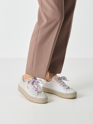 Tamaris Matalavartiset tennarit värissä valkoinen