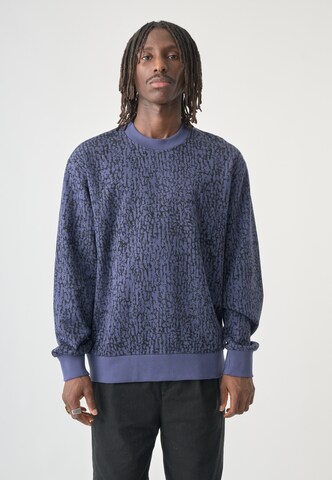 Cleptomanicx Sweater in Blue: front